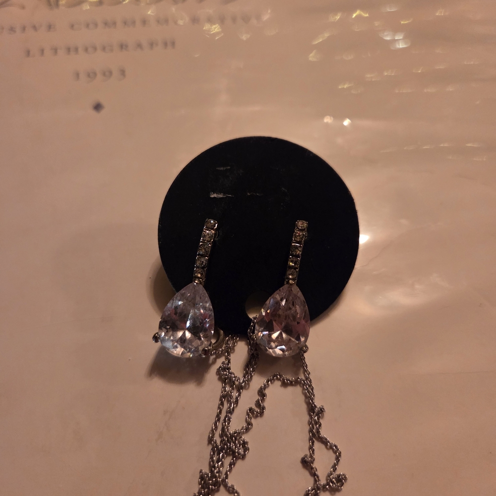 Elegant Silver Jewelry Set - Picture 3 of 4